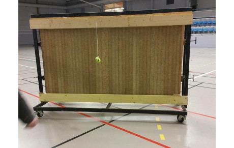 Remise en état de la cible du gymnase de Vaulx Milieu.
